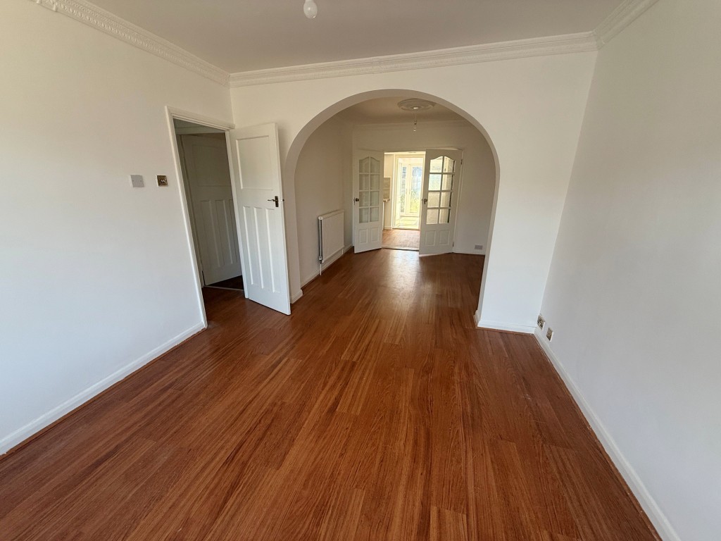 Lot: 209 - HOUSE FOR IMPROVEMENT - Through lounge come diner
